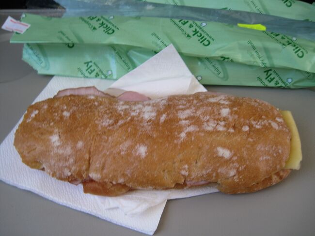 機内食はサンドイッチ