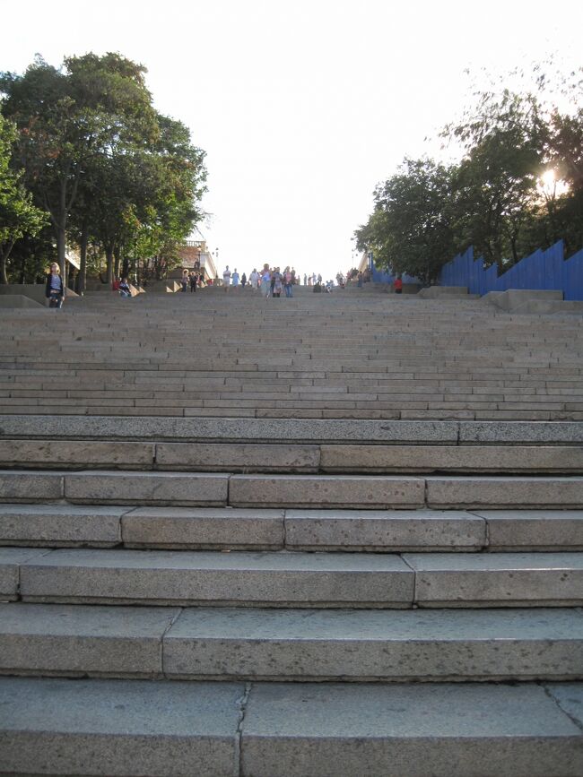 ポチョムキンの階段<br /><br />上から見ると、踊り場だけが見え、<br />下から見ると、階段だけが見える。