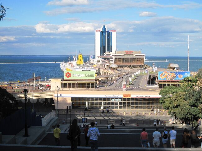 オデッサ港とオデッサ ホテル<br /><br />オデッサに着いてぶったまげました！<br />周りを見回すと・・・シャラポワ？<br />　　　　生まれ変われるなら・・・<br />　　次はウクライナで生まれたい！<br />
