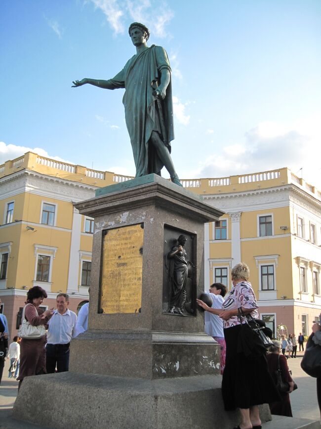 Duke de Richelieu Monument<br /><br />リシュリューは、元フランスの公爵<br />19世紀初めオデッサの総督を務める<br /><br />ポチョムキンの階段を上がったところの広場<br />