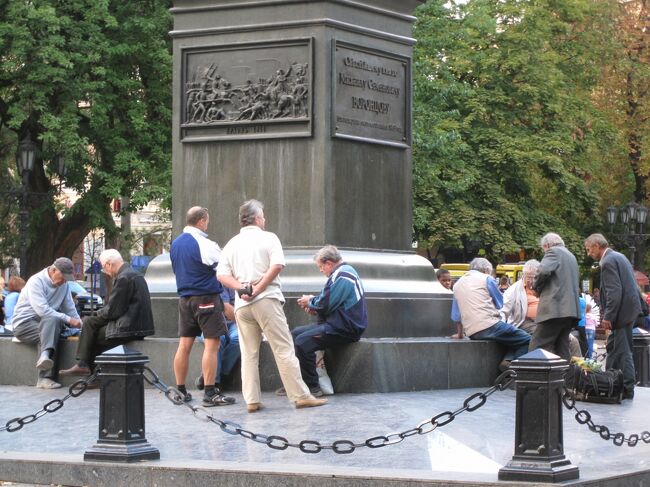 Statue on Soborna Square 