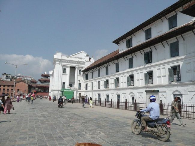 ●バサンタプール・ダルバル<br /><br />ダルバル広場の南側に位置する広場。この広場を挟んで北側にハヌマーンドゥカ(旧王宮)、南側にクマリの館が建つ。