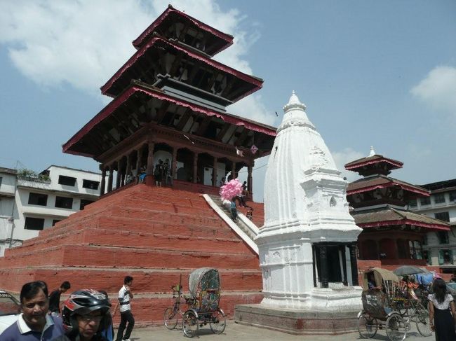 +++++++++++++++++++++++++++<br />マジュ・デヴァル/Maju Deval<br /><br />ダルバル広場の中心にある寺院。ひときわ目立つ最も高い位置に建っている。<br /><br />1692年の建築で3層の屋根を持ち、シヴァ神に捧げられている。寺院へと続く長い階段の下には白いシカラ様式の小さな礼拝堂が置かれている。<br /><br />建築様式としては一般的なネパール寺院様式で、1階の回廊部分と屋根をつなぐ梁には神々の像の彫刻、寺院への入口上部には三角形のパネルに細かな神々の彫刻が見られる。