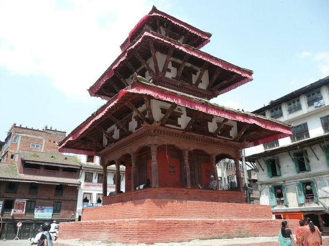 ++++++++++++++++++++++++++<br />ナラヤン寺院/Narayan Temple<br /><br />ダルバル広場に並ぶ3つの三層の屋根を持つ寺院の一番北側に有る寺院。17世紀末の建築。ビシュヌ神を祀る。