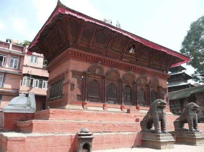 ++++++++++++++++++++++++++<br />シヴァ・パールヴァーティ寺院<br />Siva Parvati Temple<br /><br />ダルバル広場の北側に建つ四角形の建造物。18世紀にゴルカ王朝のバハドゥール王によって建てられた。