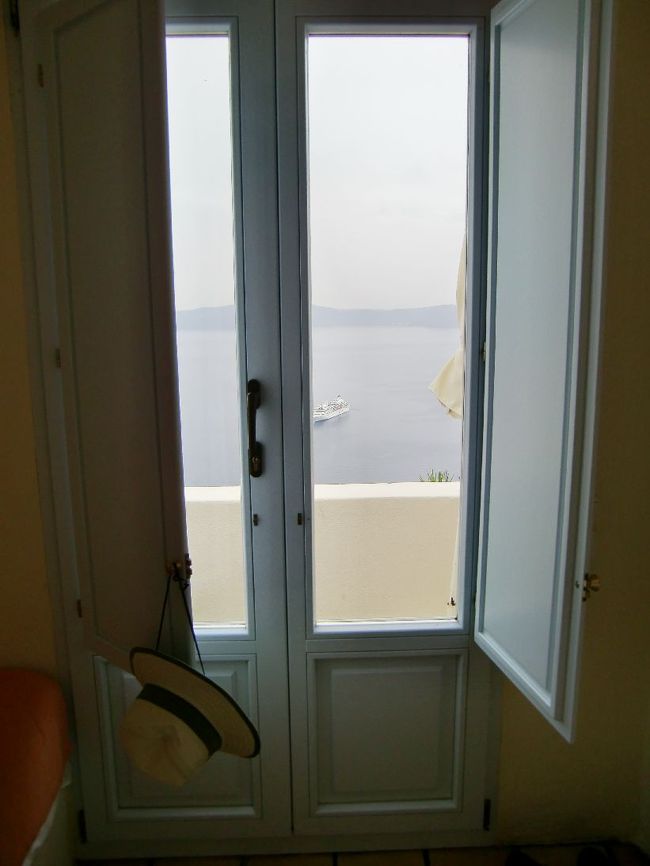 部屋の窓から何度のぞいても雨はやみそうにありません。<br /><br />今日はイアの夕日は見えないでしょう。。。<br /><br /><br />