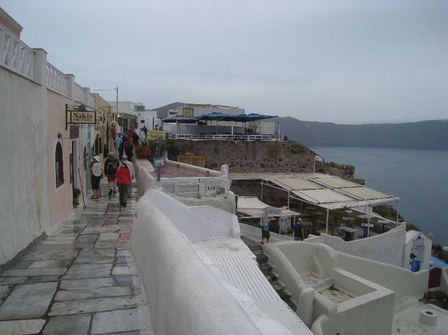 バスで３０分弱。<br />イアの街に着きました。