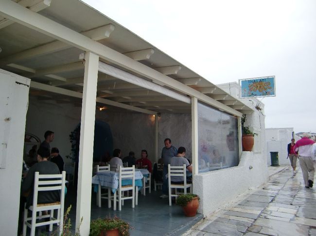 目指すレストランは思ったよりすぐに見つかり<br />早速入りました。<br /><br />まだ、５時ごろですがお客さんはすでにいっぱい。