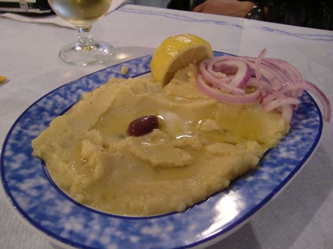 前菜にホテルの人に薦められていたファヴァを食べました。<br />豆をペーストしてパンにつけて食べます。<br /><br />レモンを絞っていただきました。<br /><br />さっぱりして美味しいです☆