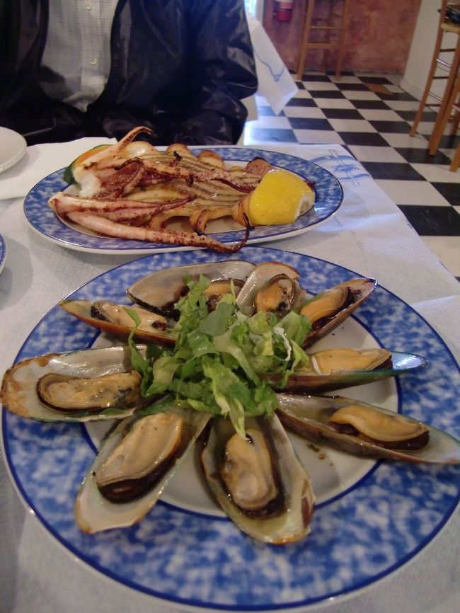 続いて、ムール貝のグリルとイカのグリル。<br /><br />ムール貝はオリーブオイルがしっかりきいていて<br />美味しかったです。