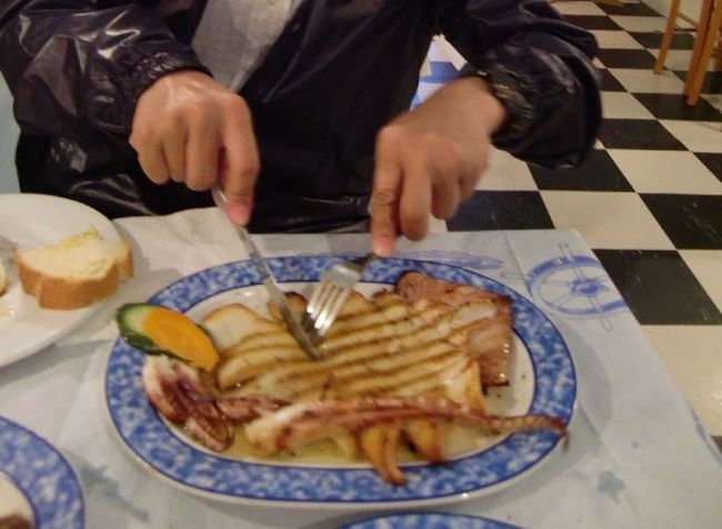 イカはとっても大きかったです。<br /><br />本当はとても柔らかいのですがナイフが切れなったので<br />大変大変…(＠_＠;)