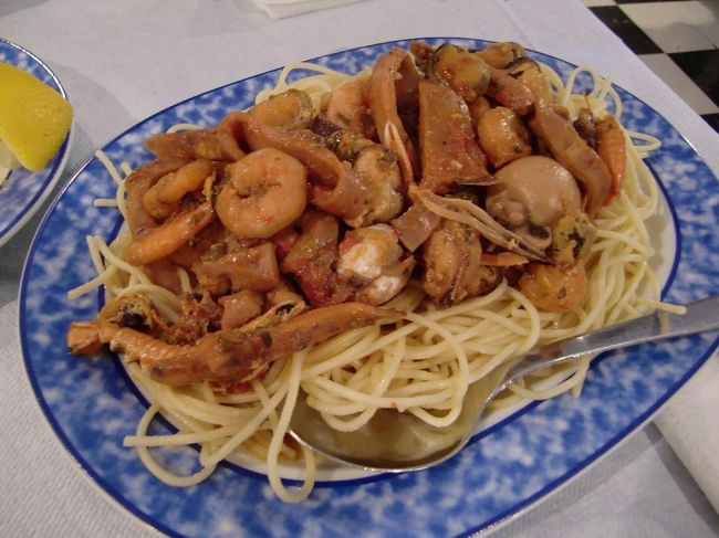 もう一品！<br /><br />今回の旅行初パスタです。<br /><br />シーフードパスタも具だくさん。<br /><br />お腹がはちきれそうです〜。