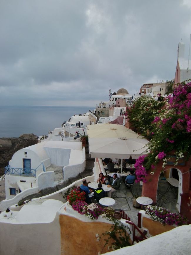 カフェからも夕日を待つ人たちが。