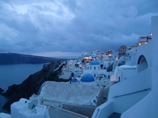 あつい雲に覆われ残念ながらサンセットは見れませんでした。<br /><br />でも、イアの街に来れてよかったです。<br /><br />日も暮れたので今度は２１時からフィラである<br />コンサートへ戻ります。<br />サントリーニ国際音楽祭です。