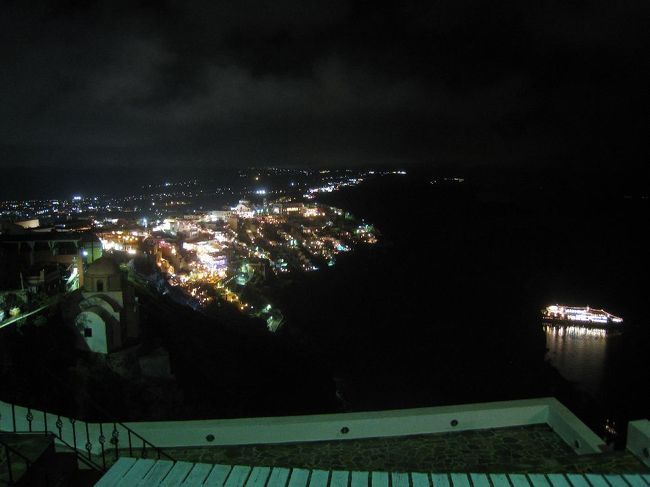 コンサート会場から夜のフィラの町並み。<br /><br />とても明るいですね〜。