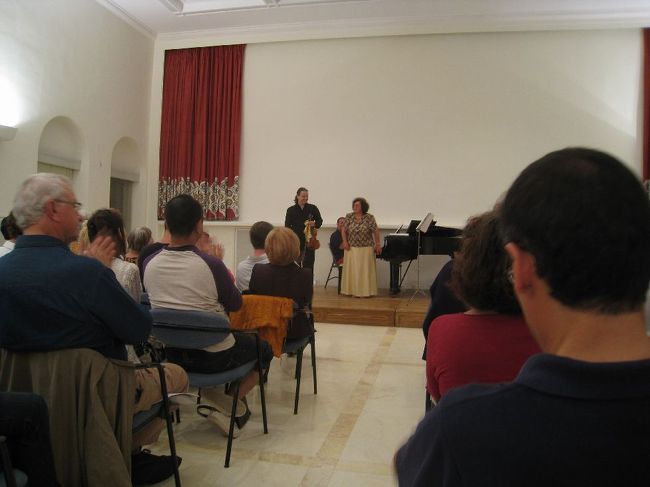 前半はピアノとヴァイオリンでクラシックを♪