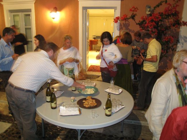 休憩中、コップを持って歩く人が。<br /><br />行ってみると、中庭ではチーズとパン、ワインがありました〜。<br /><br />