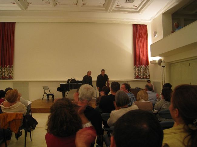 後半はジャズです。<br /><br />二人ともジャズピアノに大感動♪<br /><br />聴きに来てよかった〜。<br /><br />終演は２３時頃だったでしょうか。<br /><br />まだまだ明るく賑やかなフィラの街を通って<br />ホテルへ帰りました。