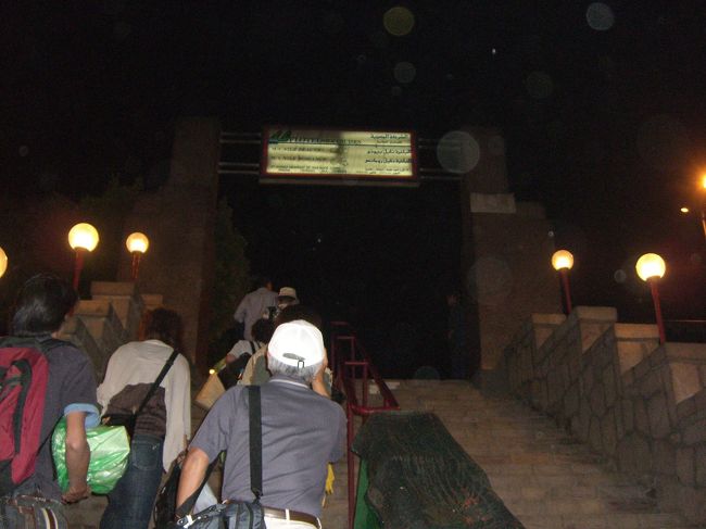 クルーズ船を下船し、アブシンベルへ。<br />（午前３時すぎ）