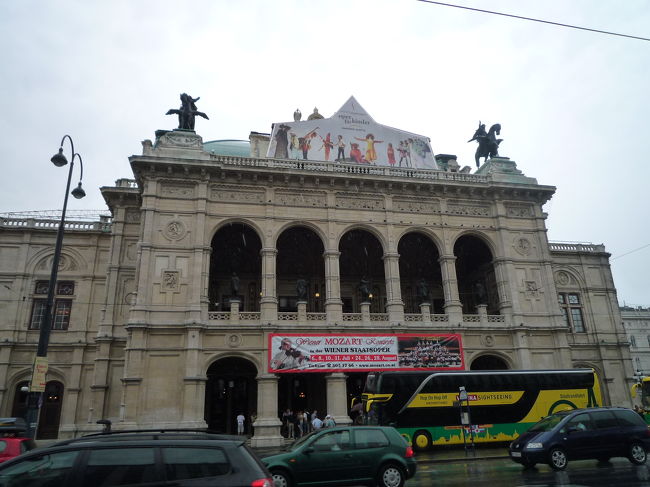 ウィーンの国立オペラ座<br /><br />今回は外観を見るに終わりましたが、<br /><br />いつか老後になってから、<br /><br />優雅にオペラ鑑賞でもしたいものです