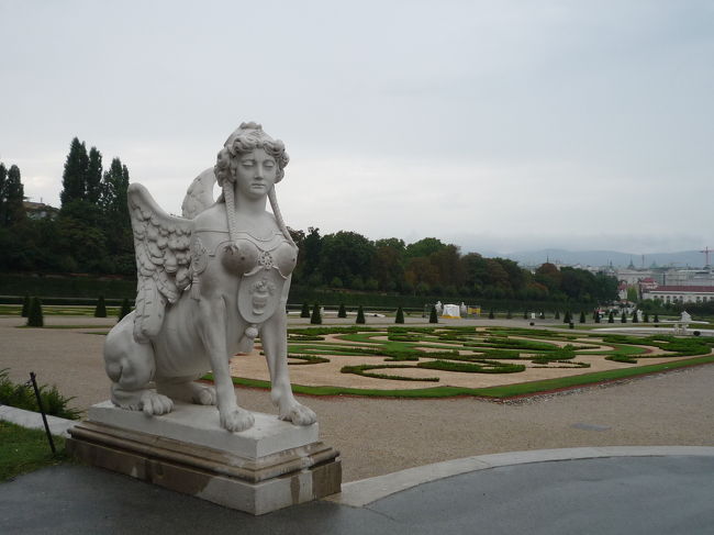 庭へ移動。<br /><br />スフィンクスのバックには「美しい眺め」といわれるウィーンの「庭」が広がってました。<br /><br />シュテファン寺院をはじめウィーン市街を一望できると同時に<br /><br />アルプス山脈の始まりの部分も見えました！！<br /><br />アルプスはここから始まって、ドイツ・イタリア・スイス・フランスなどへとつながっているのです！！！