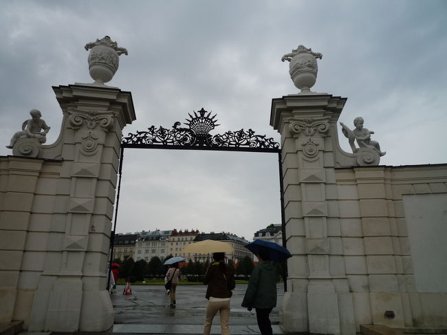 庭につながる門