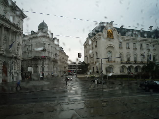 ウィーンのリンク内を観光バスの中から観察。<br /><br />だがしかし、あっという間に過ぎてしまうし<br /><br />雨は降ってるしで<br /><br />あんまり写真に撮る気にもなれずｗｗ<br /><br />なんの建物だったか忘れましたｗｗ