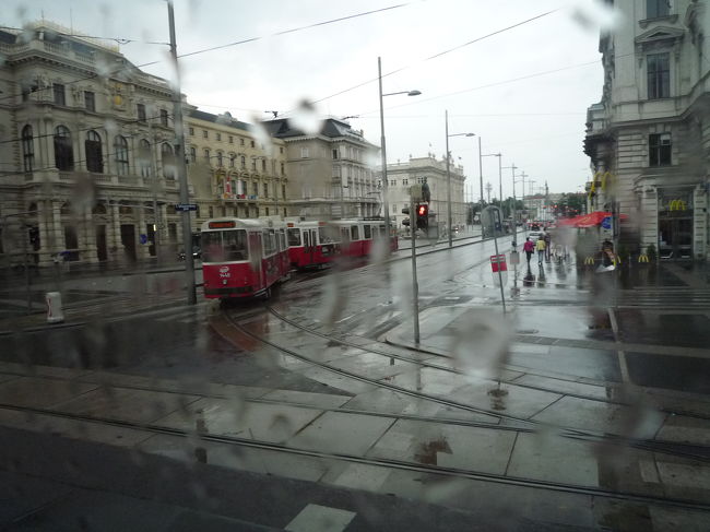 ウィーンにはいっぱいトラムが走っていました。<br /><br /><br />映画「Before Sunrise」でも二人がまず乗ったのがトラムでしたね。<br /><br />あ、旅行の前には是非、目的地が舞台となった映画を見るのをお勧めします！！<br /><br />やっぱり、イメージがわいたり、背景知識があるだけで、旅行が倍にたのしくなります！！