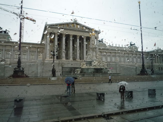 オーストリアの国会議事堂<br /><br /><br />ギリシャ古典様式の建物。