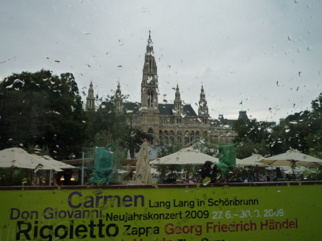 ウィーンの市庁舎<br /><br />このネオ・ゴシック調の建物は凄かった！！<br /><br />わー、近くまで行きたかったな。<br /><br />クリスマスシーズンのライトアップがきれいみたいです！！