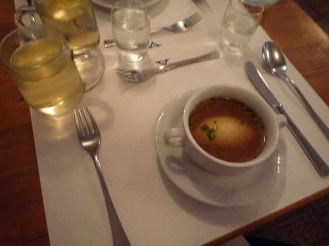 フリターテンズッペというスープ<br />コンソメのスープの中に、野菜やクレープっぽいものが入ってました<br /><br />白ワインも一緒に！！☆<br /><br />ワインうんまい！！！