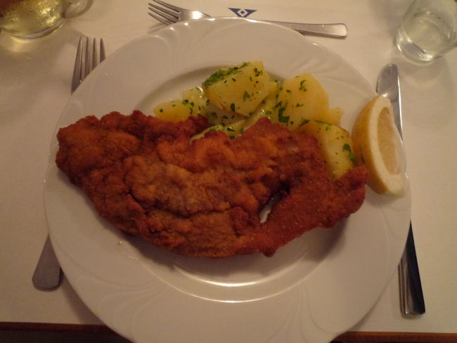 オーストリア名物というか、ウィーン名物！！<br /><br />ウィンナーシュニッツェル！！！<br /><br />ちょっと衣が堅めで脂っこいけど、おいしかったー☆<br /><br />