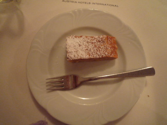 これも名物<br />アプフェルシュトゥルーデル<br /><br />とっても薄い生地に煮たリンゴやレーズン・くるみが入ったお菓子。<br /><br />さっぱりしてますが、ちょい重かったｗ<br /><br />まあまあ！！<br />しかし今回の旅でザッハトルテが食べれなくて残念↓↓