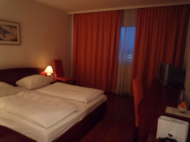 ウィーン郊外のホテルに宿泊<br /><br />AIRO　TOWERホテル<br /><br />今回のツアーで使ったホテルは日に日に豪華になっていなところに満足でした(＾＾)<br /><br />一人部屋でこんなに広いと、とっても満足ですよね〜<br /><br />ワインの力で即効就寝ｗｗ