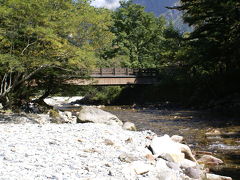 梓川(大正池の上流)

田代湿原の傍から橋が架かっていて、梓川の対岸へ渡れる。
昔はこの辺りまで大正池だったのだとか。