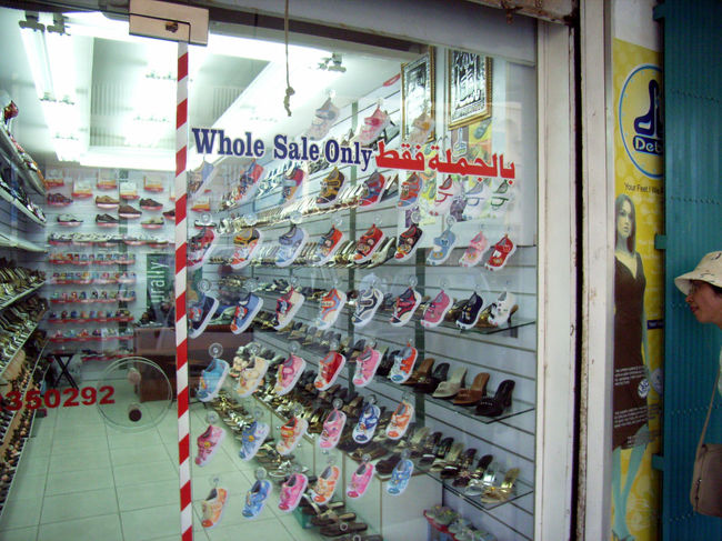 ドバイではオールドスーク近辺をうろついた。写真は子供靴の店。