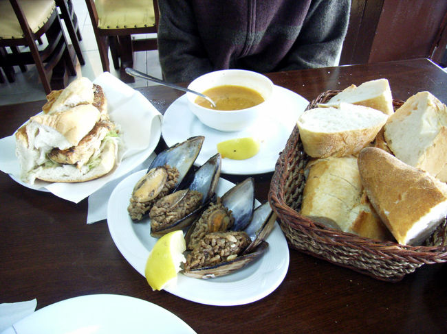 ガラタ橋の上で名物の鯖サンドを食べた。意外と旨かった。