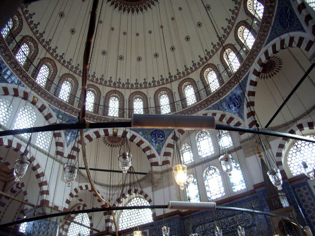 壁のタイルが美しいリュステム・パシャ・ジャーミー（モスク、寺院）の内部。道がわかりにくく、やっとたどり着いた。