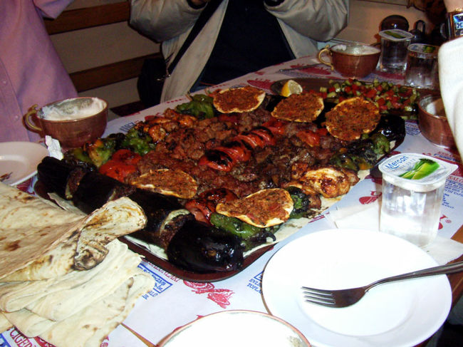 ゲストハウスの皆とケバブ屋に行きました。ビールがなかったのが残念。