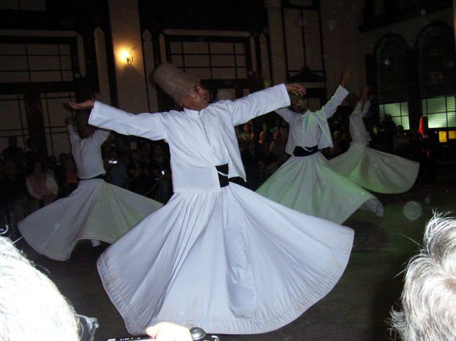 イスタンブール駅で旋回舞踏を観ました。不思議な雰囲気でした。