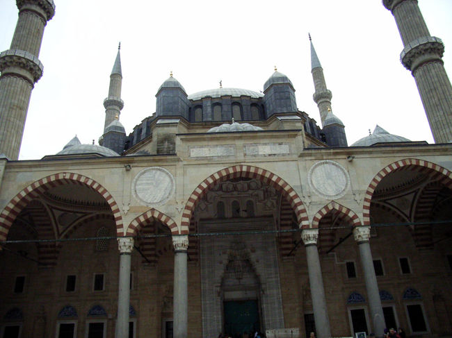 トルコ最大の建築家シナンの最高傑作といわれるセミリア・ジャーミィを訪ねて、バスで2.5時間のエディルネへ行きました。