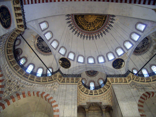 スレイマニエ・ジャーミィの内部。