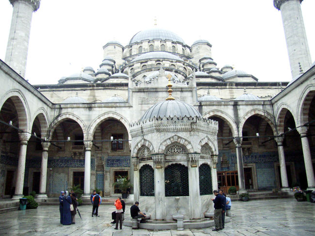 イェニ・ジャーミィ。