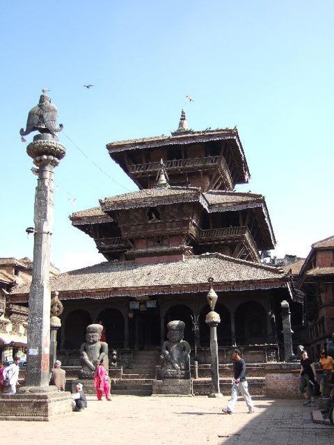 ゲートで入場料Rs750を支払って、タチュパル広場へ。このあたりはマッラ王朝初期以前から残る一番古い街並みだそう。<br /><br />広場中央のダッタトラヤ寺院とガルーダ像<br /><br />ダッタトラヤ寺院は1427年の建立。ご本尊のダッタトラヤはブラフマー、ヴィシュヌ、シヴァの3神が一体になったもの。<br />