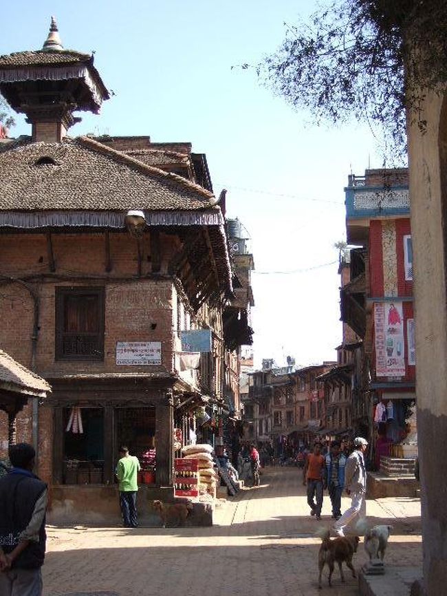 タチュパル広場とトウマディー広場を結ぶティブチェン・トール(通り)。