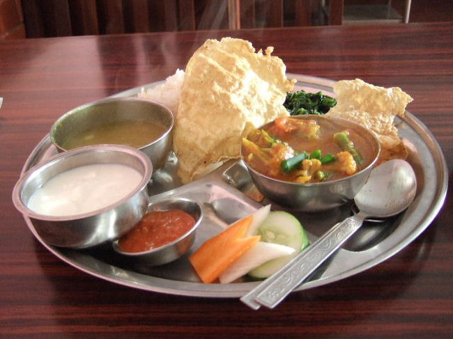 憲武珈琲店でお話したお姉さんオススメのネワ・ファミリーでランチ♪<br /><br />ダルバート<br /><br />Rs120なり。<br /><br />ヨーグルト(写真左側)はバクタプル名物だそう。<br /><br />カレーも辛すぎず、えびせんのような揚げ物もおいしかった〜☆