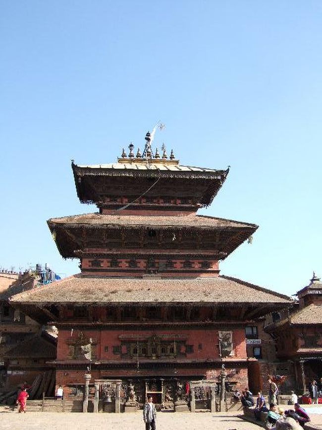 トウマディー広場のバイラヴナート寺院