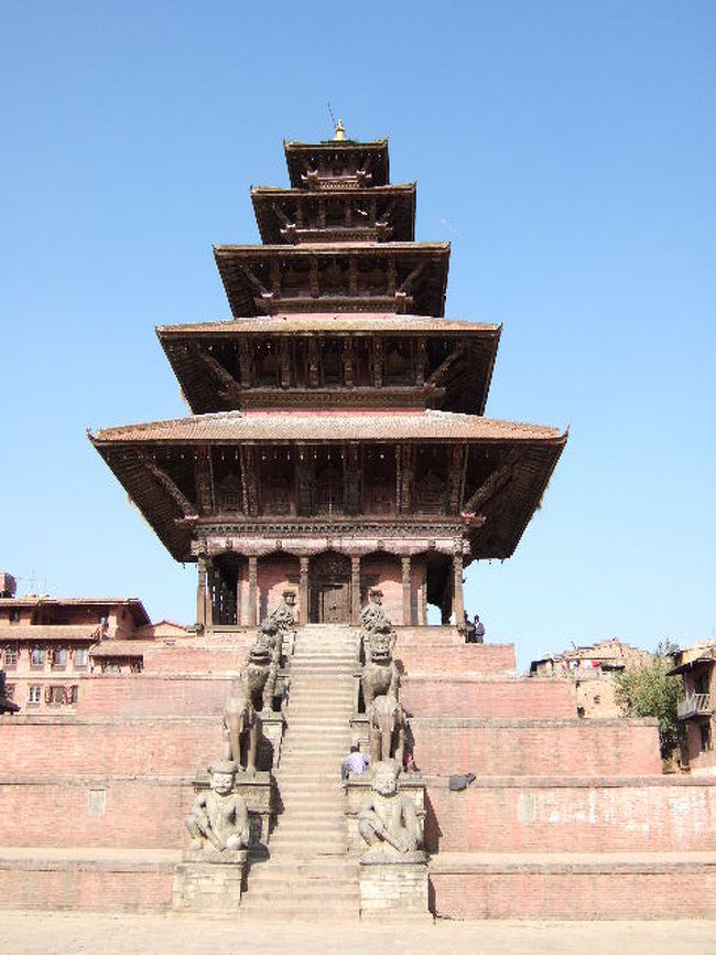 ニャタポラ寺院<br /><br />バイラヴナート寺院の向かって左側にある高さ30mの寺院。<br /><br />5層の屋根をもち、カトマンズ盆地にある寺院の中では最も高い。<br /><br />正面の石段両側には下から順に、伝説上の戦士、像、獅子、グリフィン、女神の石造が守護神として一対ずつ置かれており、それぞれ下の動物の10倍の力をもつとされている。