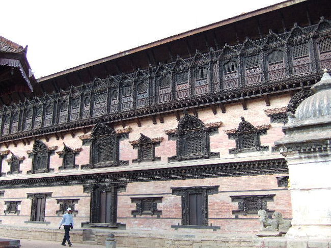 旧王宮の55窓の宮殿<br /><br />17〜18世紀にかけて造られた木彫の窓の並びが美しいネワール建築の傑作。