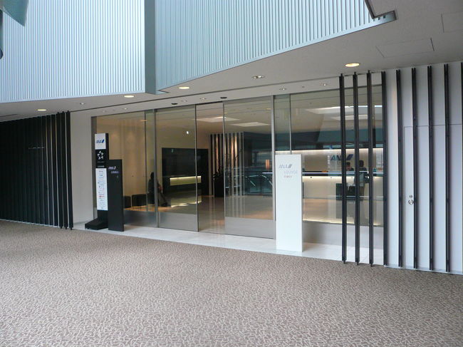 今回はANAの特典航空券(bｼﾞﾈｽ)での旅行です。「奥さん」は初めてのﾋﾞｼﾞﾈｽ搭乗。それに加え、今年度tamtamはﾀﾞｲﾔﾓﾝﾄﾞﾒﾝﾊﾞｰのためﾗｳﾝｼﾞはANAﾌｧｰｽﾄﾗｳﾝｼﾞの利用です。